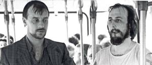 Geiselnehmer Dieter Degowski (links) und Hans-Jürgen Rösner posieren am 17. August 1988 im gekaperten Linienbus