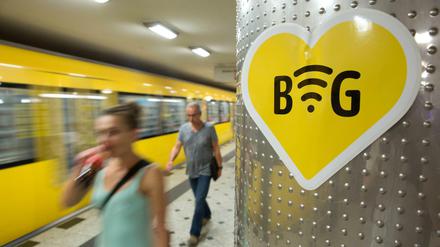 BVG-Mitarbeiter sorgen sich um die U-Bahn. 