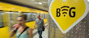 BVG-Mitarbeiter sorgen sich um die U-Bahn. 