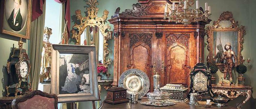 Wunderkammer. Ein prachtvoller Augsburger Fassadenschrank aus dem 18. Jahrhundert (Kunsthandel Franke) und ein Bureau-Plat aus Paris (um 1760), auf dem unter anderem eine Stutzuhr von Leopold Hoys (Kunsthandel Wenzel) und eine kleine dänische Terrine stehen (Silberkontor Heiss).