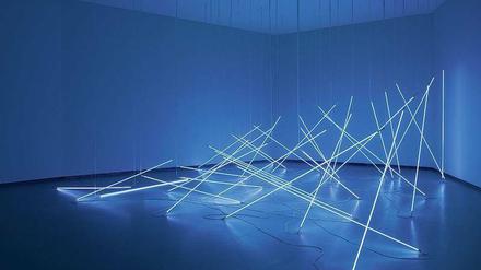 Blaues Leuchten. „L’avalanche“, eine Lichtinstallation von François Morellet aus dem Jahr 2006.