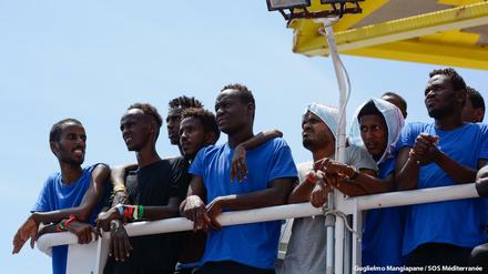 Migranten an Bord des Rettungsschiffes "Aquarius".