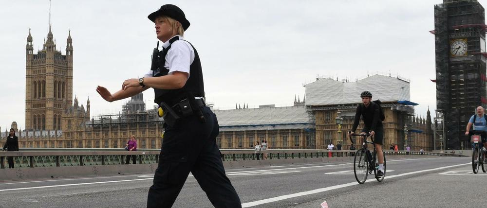 Eine Polizistin auf der Westminster Bridge, nachdem ein Auto vor dem Parlament in eine Sicherheitsabsperrung gefahren ist.