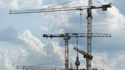 Baukräne über einer Baustelle für Luxuswohnungsneubauten am nördlichen Rad der Berliner Mauerparks Wohnungsbau in Berlin.