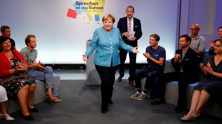 Applaus für die Kanzlerin: Angela Merkel breitet die Arme aus und stellt sich den Fragen.