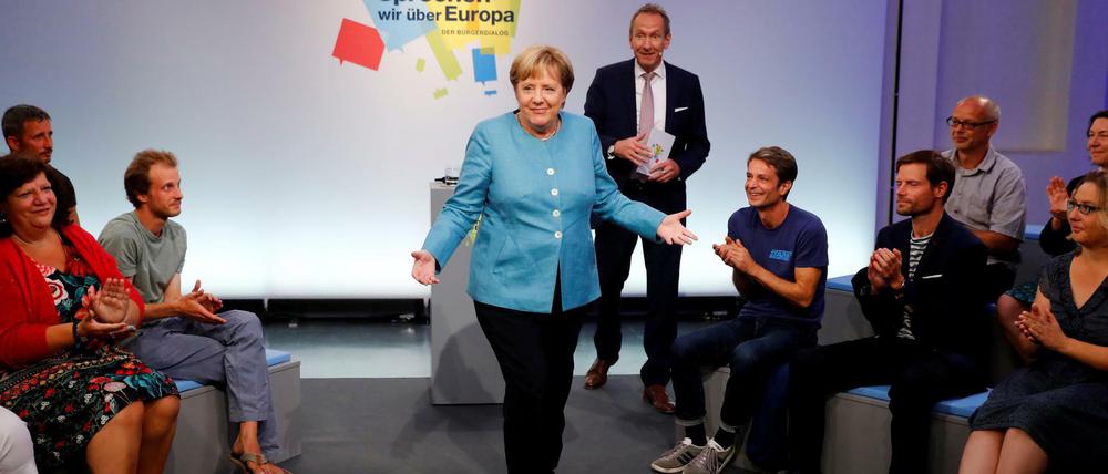 Applaus für die Kanzlerin: Angela Merkel breitet die Arme aus und stellt sich den Fragen.