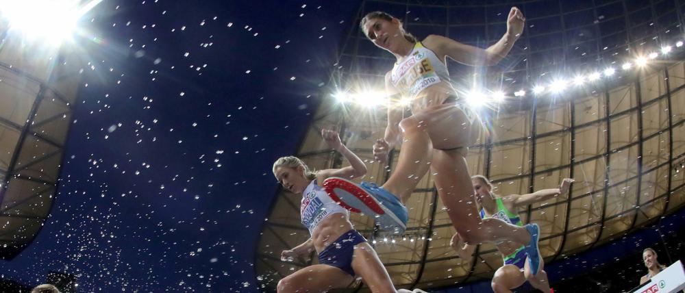 Über alle Hindernisse. Die Leichtathletik (im Vordergrund Europameisterin Gesa Krause) hat wieder Tempo aufgenommen.