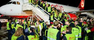 Mitarbeiter von Air Berlin nach der Landung der letzten Maschine der Airline in Tegel. 