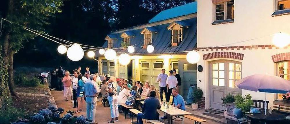 Gutbürgerlich. Der Polterabend vor Ankunft der Hundertschaft.