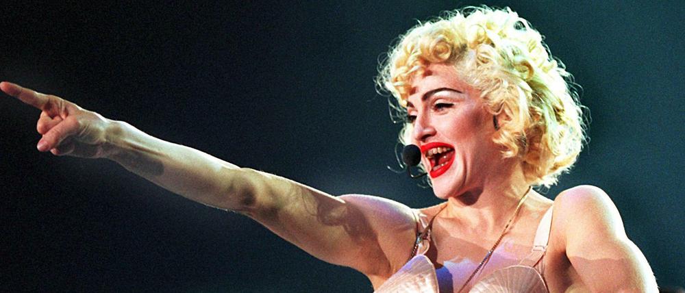 Madonna im Bustier des Designers Jean Paul Gaultier bei der "Blond Ambition World Tour" im Sommer 1990 in Dortmund.
