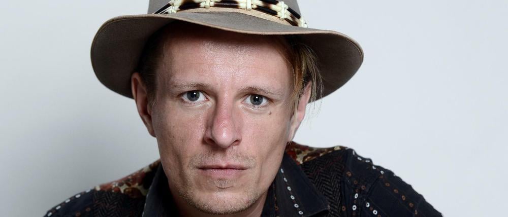 Alexander Scheer schmiss nach der elften Klasse die Schule. Disziplin habe er am Theater gelernt, sagt der Schauspieler.