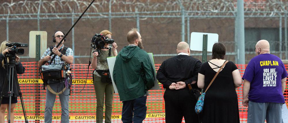 Demonstranten stehen vor dem Nebraska State Gefängnis und protestieren gegen die Hinrichtung eines Häftlings. 