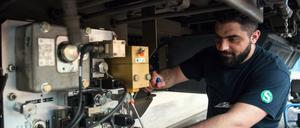 Ein junger Flüchtling arbeitet bei der Deutschen Bahn.