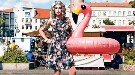Polly Puller in einem Blümchenmodell.