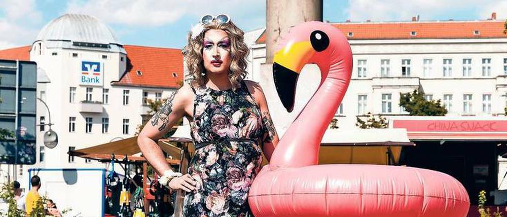 Polly Puller in einem Blümchenmodell.