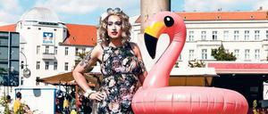 Polly Puller in einem Blümchenmodell.