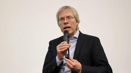 Christfried Tschepe, Vorsitzender des Berliner Fahrgastverbandes, erhält das Verdienstkreuz. 