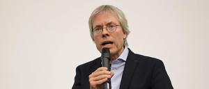 Christfried Tschepe, Vorsitzender des Berliner Fahrgastverbandes, erhält das Verdienstkreuz.