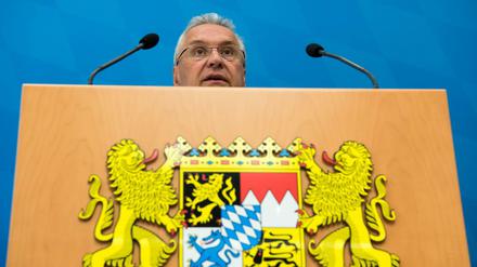 Joachim Herrmann (CSU), Innenminister von Bayern, hat sich gegen den "Spurenwechsel" ausgesprochen, der abgelehnten Asylbewerbern mit Arbeitsplatz einen Verbleib in Deutschland ermöglichte.