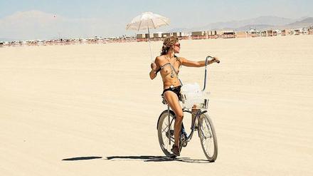 Das Foto wurde bei Burning Man Festivals aufgenommen und stammen aus dem Bildband „Dust to Dawn“ von Philip Volkers (Kehrer Verlag). 