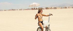 Das Foto wurde bei Burning Man Festivals aufgenommen und stammen aus dem Bildband „Dust to Dawn“ von Philip Volkers (Kehrer Verlag). 