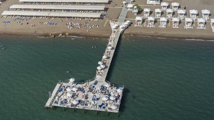 Ein Hotelstrand mit Steg im Mittelmeer in der bei ausländischen Türkei-Urlaubern beliebtesten Urlaubsregion Antalya.