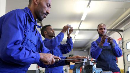 Die Flüchtlinge Teweldemedhin Zerezgki, Abrehale Okubay und Biniam Gebremedhen (v.l.) in der Metallwerkstatt der Beruflichen Fortbildungszentren der Bayerischen Wirtschaft (bfz) in Augsburg.