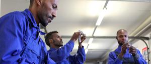 Die Flüchtlinge Teweldemedhin Zerezgki, Abrehale Okubay und Biniam Gebremedhen (v.l.) in der Metallwerkstatt der Beruflichen Fortbildungszentren der Bayerischen Wirtschaft (bfz) in Augsburg.