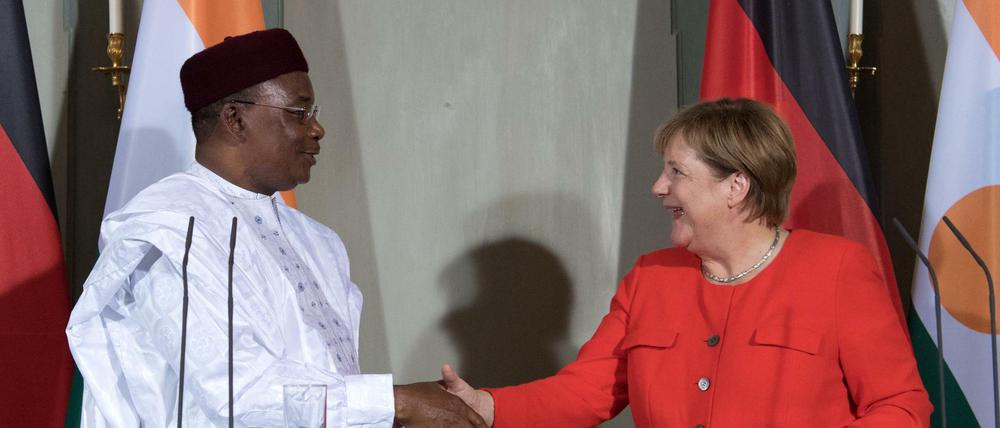 Angela Merkel empfing den Staatspräsidenten des Niger, Mahamadou Issoufou, in Meeseberg.