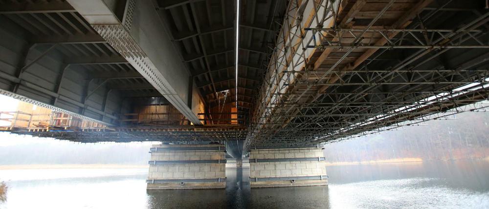 Viele Brücken in Deutschland müssen saniert werden, wie hier die Petersdorfer Brücke bei Malchow.