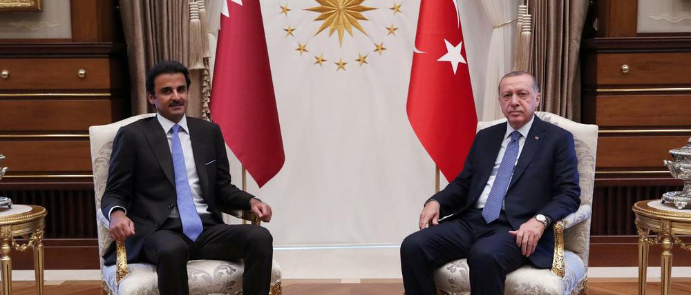 Der türkische Präsident Tayyip Erdogan empfängt das Staatsoberhaupt von Katar, Sheikh Tamim bin Hamad al-Thani in Ankara.