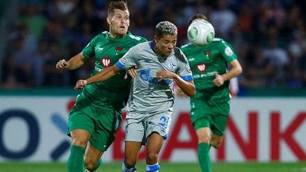 Augen zu und durch. Amine Harit ist mit Schalke eine Runde weiter.