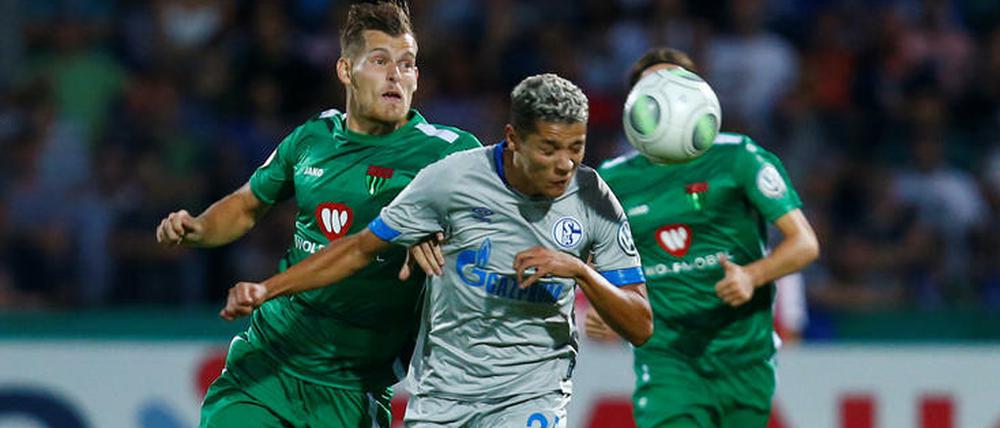 Augen zu und durch. Amine Harit ist mit Schalke eine Runde weiter.