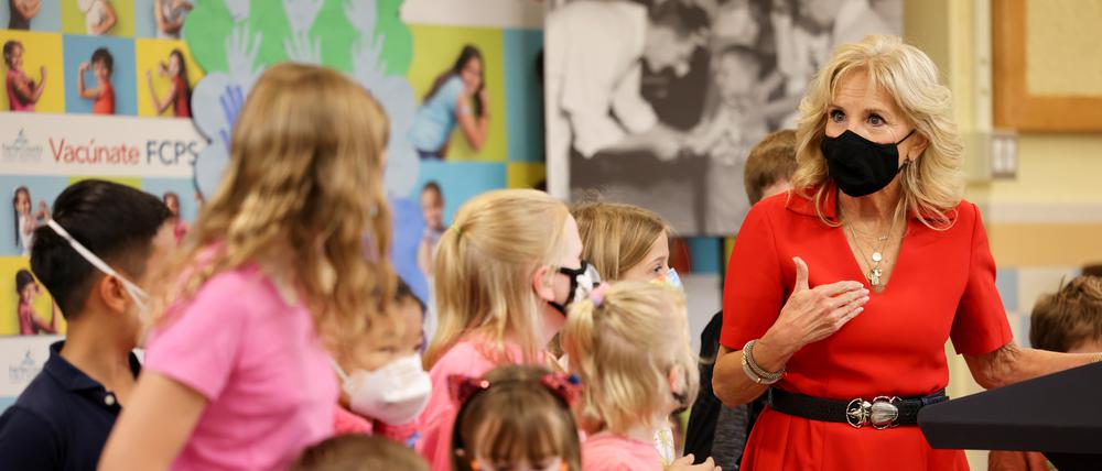 Kinderspiel: Jill Biden am 8. November bei einem Auftritt mit frisch geimpften Schülerinnen und Schülern.