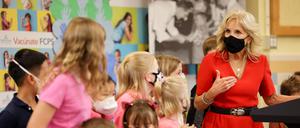 Kinderspiel: Jill Biden am 8. November bei einem Auftritt mit frisch geimpften Schülerinnen und Schülern.