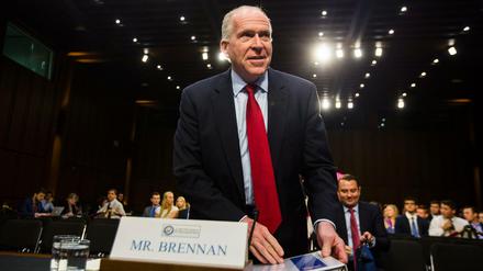 Der damalige CIA Direktor John Brennan nimmt bei seiner Anhörung vor dem Geheimdienstausschuss seinen Platz ein.