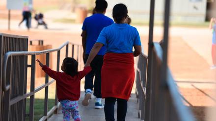 Menschen in einer Familienhaftanstalt in Texas.