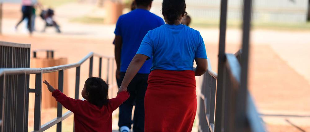Menschen in einer Familienhaftanstalt in Texas.