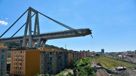  Italien, Genua: Trümmer und Fahrzeuge liegen unter der eingestürzten Morandi-Brücke. 
