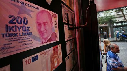 Die vergrößerte Kopie einer 200-Lira-Note hängt in einer Wechselstube.
