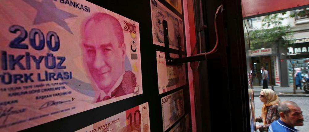 Die vergrößerte Kopie einer 200-Lira-Note hängt in einer Wechselstube.