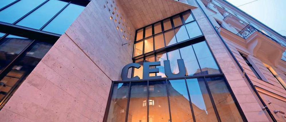 Fassade der Central European University in Budapest.