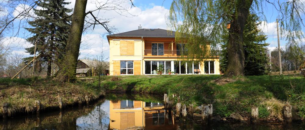 Begehrtes Objekt: Ein Haus im Grünen und am Wasser.