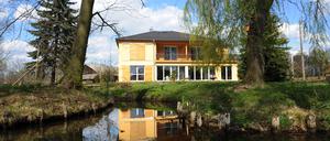 Begehrtes Objekt: Ein Haus im Grünen und am Wasser.