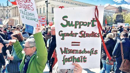 Beim Science March in Berlin wird Unterstützung für die Gender Studies gefordert.