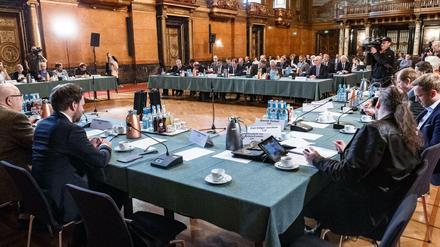 Der Sonderausschuss zu gewalttätigen Ausschreitungen rund um den G20 Gipfel 2017 in Hamburg tagt im Bürgermeistersaal des Hamburger Rathauses.