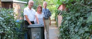 Die Anwohner Volker Heinrich, Christa Heinrich und Hermann Bischoff zeigen die Gasse, durch die der Müllmann muss.