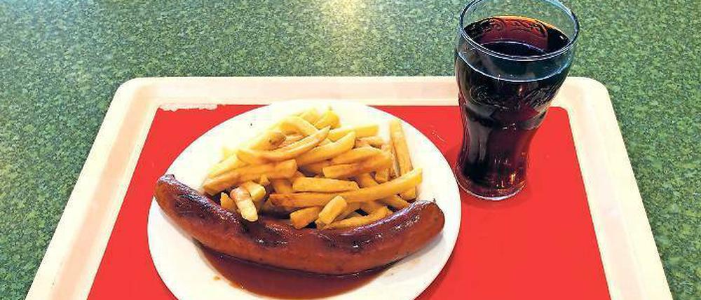 Teuer. Die Currywurst mit Pommes und kleiner Cola kostet 12 Euro.