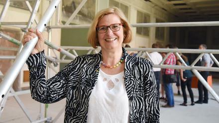 Angelika Schöttler beim Rundgang zu den Baumaßnahmen im Rathaus Schöneberg im Mai 2018.