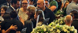 Matteo Salvini (Mitte,links), Innenminister von Italien, spricht bei seiner Ankunft an der Trauerfeier für die Opfer der Brücken-Katastrophe im Ausstellungszentrum Fiera di in Genua mit Trauernden.